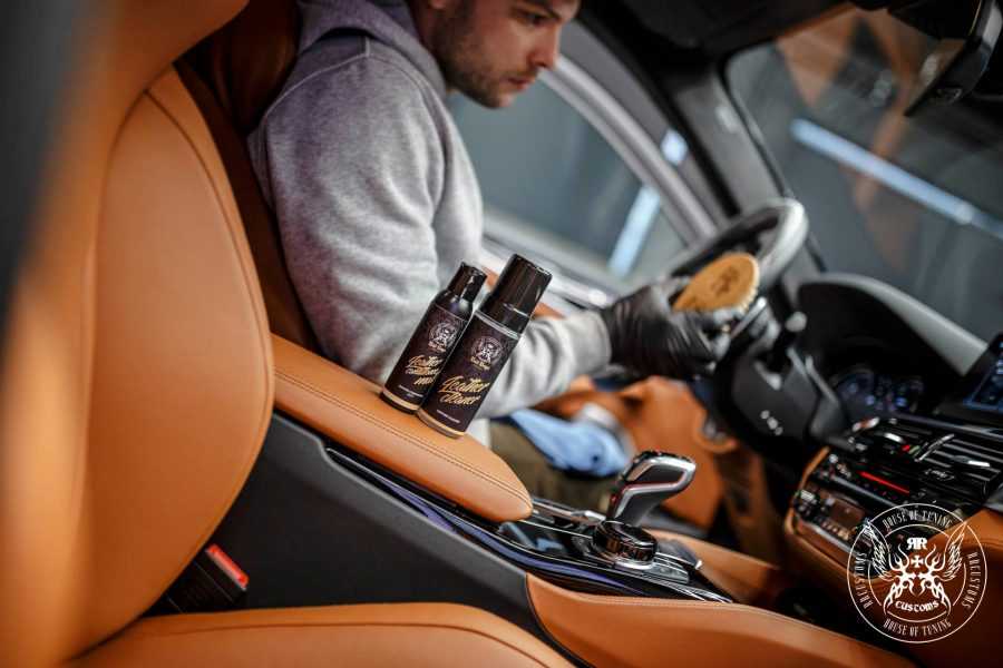 Tratamiento profesional de cuero aplicado en el interior de un coche de lujo