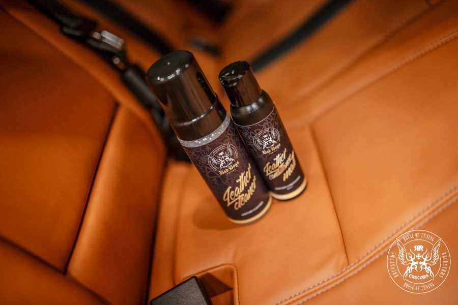 Productos Leather Care PRO Strong sobre asiento de piel camel listos para su uso