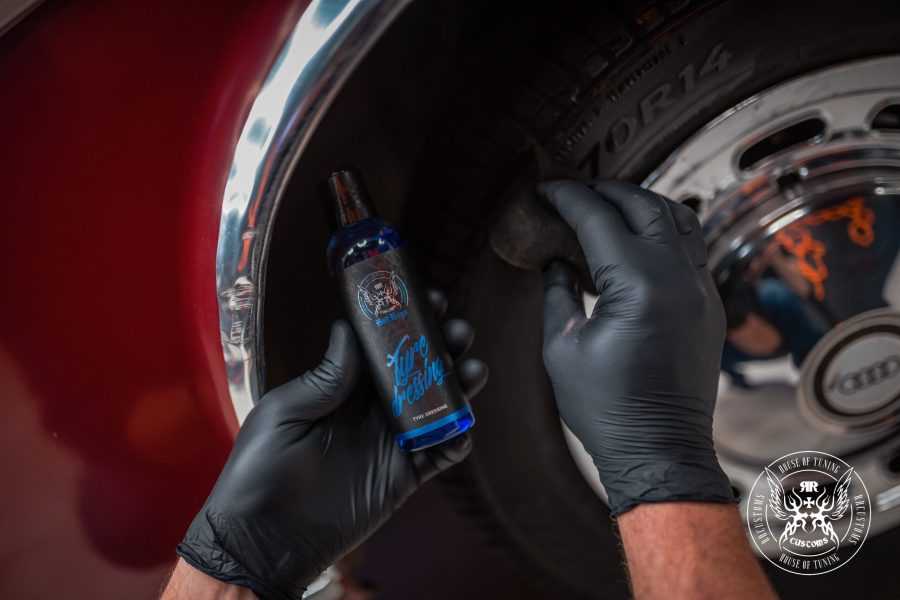Tyre Dressing aplicado con esponja en la superficie del neumático y llanta
