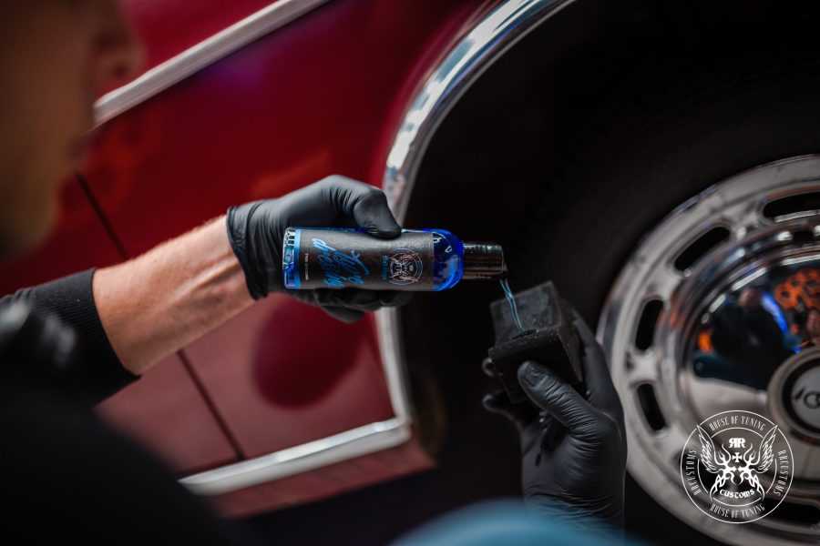 Aplicando Tyre Dressing en neumático de moto para un negro profundo y duradero