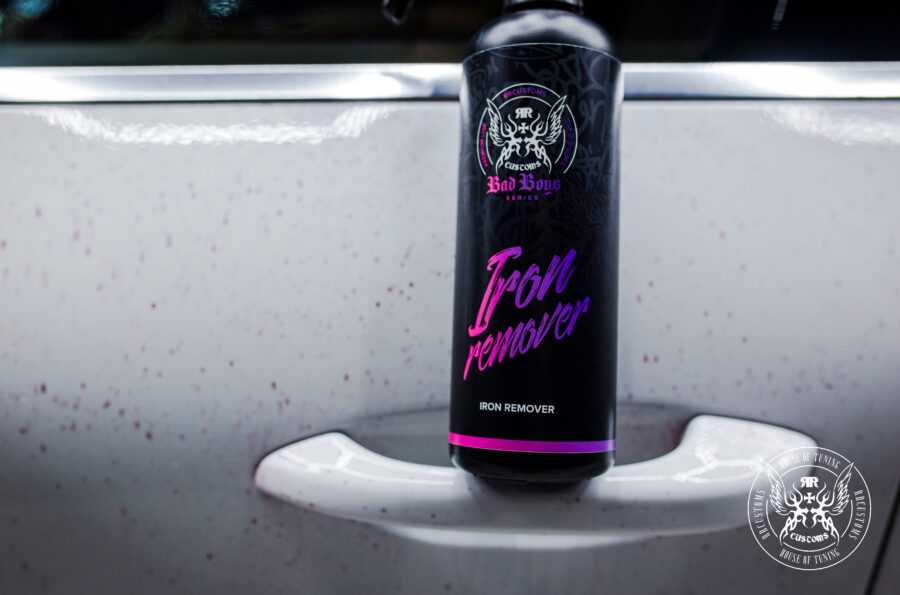 Iron Remover 500ml apoyado en la carrocería del coche listo para su uso