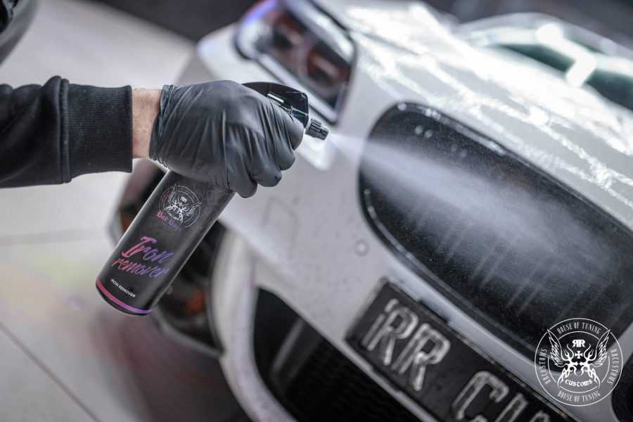 Iron Remover en acción descontaminando el parachoques delantero y la carrocería