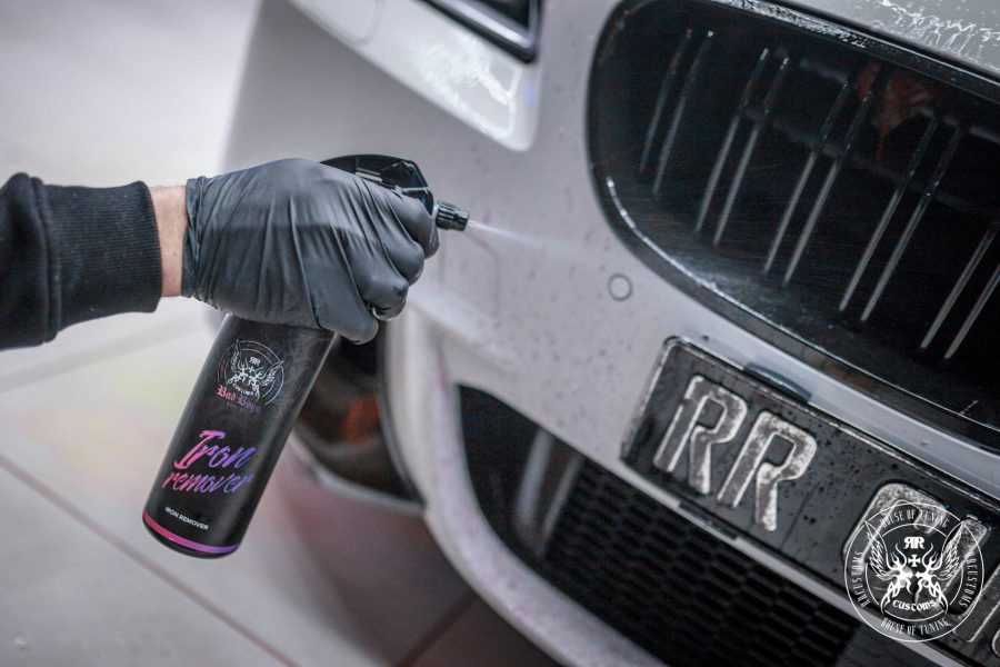 Iron Remover aplicado en la rejilla de un coche de lujo – eficaz en todas las superficies