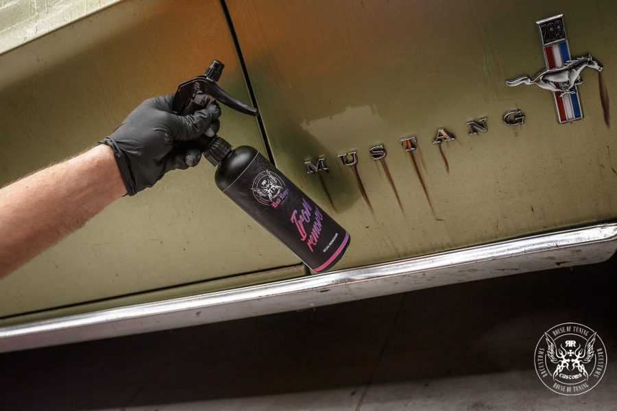 Aplicando Iron Remover sobre la pintura del coche para disolver la contaminación metálica